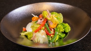 Der original Nizza-Salat ist wie im Rezept beschrieben mit Ei und Thunfisch zubereitet worden und ist in einer schönen Schüssel angerichtet.