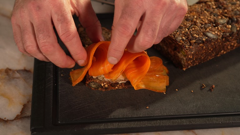Auf gebutterten Brotscheiben servieren.