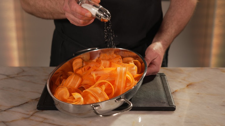 Karottenlachs: Die geschälten Katotten salzen