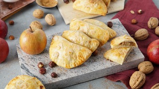 Apfeltaschen mit Nüssen und Zimt