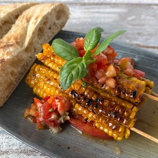 Gebratene Maiskolbenviertel mit Tomatensalsa 