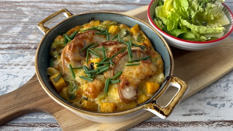 Butternusskürbis-Auflauf mit Kopfsalat und Zitronendressing	