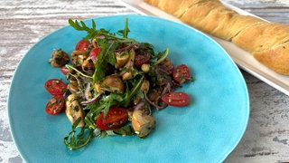Lauwarmer Pilzsalat mit Rucola und Kräuterbrot
