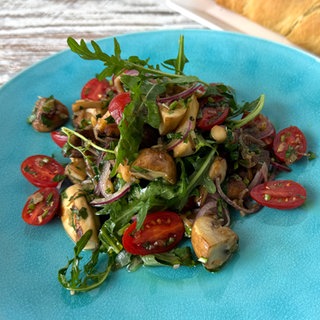 Lauwarmer Pilzsalat mit Rucola und Kräuterbrot