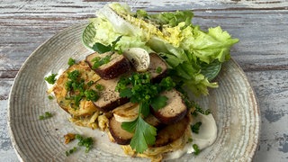 Pastinaken-Rösti mit Räuchertofu und Kräuter-Dip