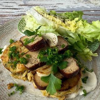 Pastinaken-Rösti mit Räuchertofu und Kräuter-Dip