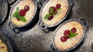 Ein lockeres Soufflé mit einer fruchtigen Note und heimischer Hirse. Der perfekte Abschluss eines herbstlichen Menüs.
