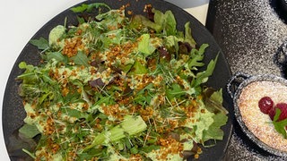 Raffinierter Vorspeisen- oder Beilagensalat mit knusprigem Buchweizen-Topping. Die ideale Ergänzung für ein herbstliches Menü.