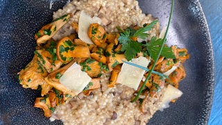 Herbstliches Risotto aus heimischen Graupen und aromatischen Pfifferlingen – schnell und einfach zubereitet.