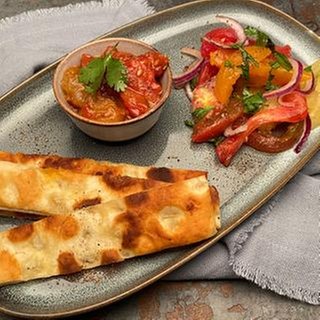Pfannenbrot mit Zimt-Tomaten