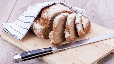 Messer liegt neben einem Brot
