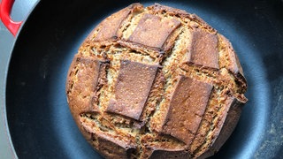 Rundes, frisch gebackenes Brot