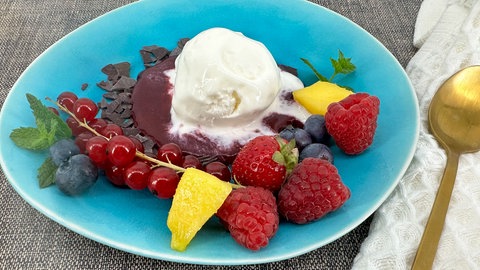 Frozen Joghurt mit frischen Beeren