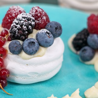 Mini-Pavlova Dessert mit Beeren