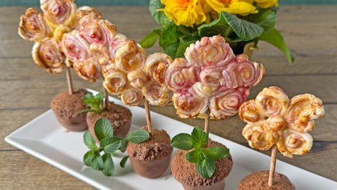 Süße Blätterteig-Blumen in Muffintöpfchen