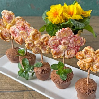 Süße Blätterteig-Blumen in Muffintöpfchen