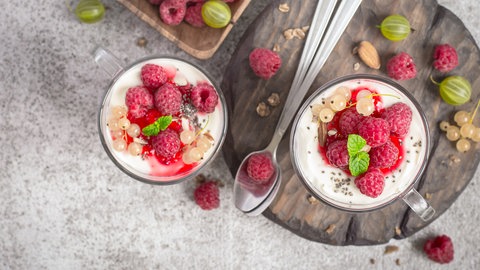 Dessert mit Himbeeren und Johannisbeeren