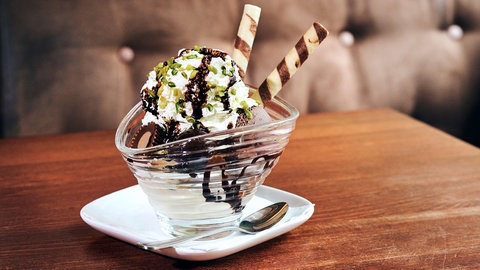 Eisbecher mit Sahne in einer Dessertschale. Mit günstigem Supermarkteis, Vanilleeis und Schokoeis, Eisbecher selbermachen - Tipps und Rezepte.