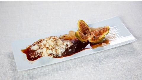 Ziegenmilcheis mit Sesam und eine warme Feige mit Honig