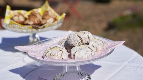 Financiers und Paste di Mandorla in Schalen
