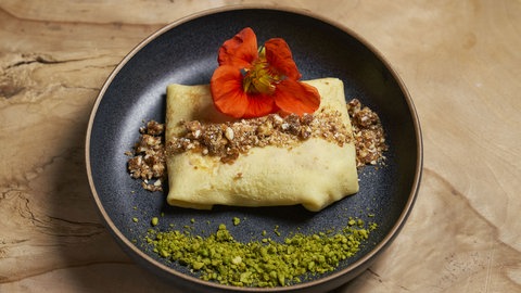 Pfannkuchen mit Parfait auf einem Teller