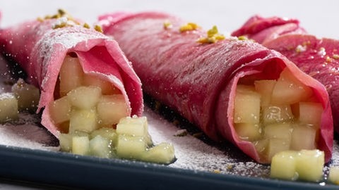 SWR1 Pfännle Streetfood Rezept Pinke Pfannkuchen mit grünem Apfelkompott.