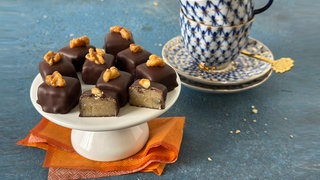 Marzipan-Maronen-Pralinen mit karamellisierter Walnuss