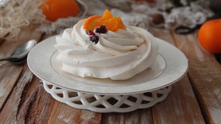 Pavlova mit Kardamomsahne und Rosmarin-Orangen-Sirup