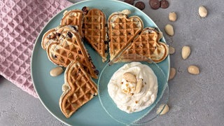 Schoko-Kirsch-Waffeln mit Mandel-Sahne