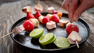 Erdbeer-Marshmallow-Spieße mit Waldmeisterbrause
