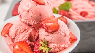 Erdbeereis in Schale mit Erdbeeren
