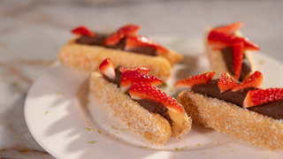 Drei Erdbeer-Löffelbiskuit-Sandwiches auf einem Teller. Das SWR1 Pfännle-Rezeot ist eine klasse Kombi aus einer schokoladige Ganache, frischen Erdbeeren und einem Hauch Kokos.