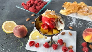 Pochierter Pfirsich mit Himbeersorbet und Vanillecreme 