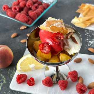 Pochierter Pfirsich mit Himbeersorbet und Vanillecreme 