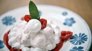 Himbeerquark mit Meringe auf einem Teller
