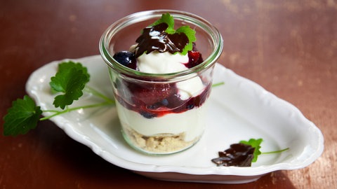 Beerentarte mit Mascarponecreme in einem Glas