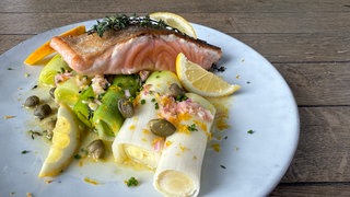 Lauch mit Kräuter-Zitrus-Vinaigrette und Lachs