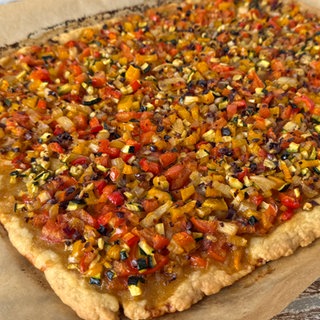 Paprikakuchen mit Zucchini und Oliven