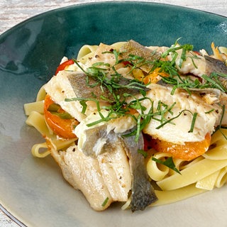 Bandnudeln mit Fetacreme, Aprikosen und gebratenem Forellenfilet