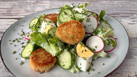 Kopfsalat und Joghurtdressing und Räucherfischfrikadellen