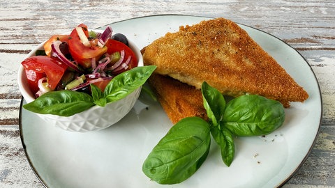 Gebackener Mozzarella (Mozzarella in Carrozza) mit Tomatensalat