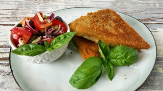 Gebackener Mozzarella (Mozzarella in Carrozza) mit Tomatensalat