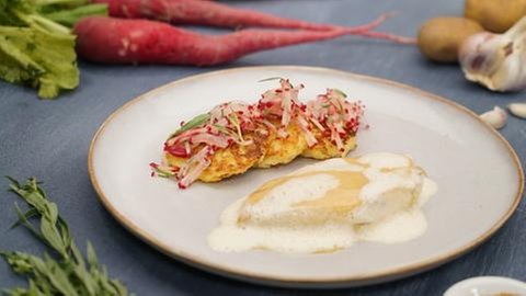 Maispoulardenbrust mit Rettich-Kartoffel-Talern und rotem Rettich-Salat