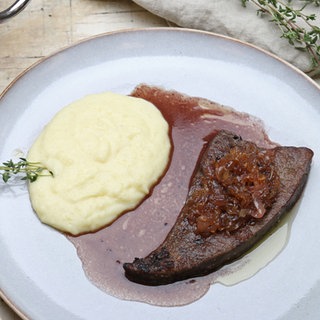 Gebratene Leber mit Essigschalotten und Kartoffelpüree