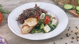 Gyros aus der Pfanne mit griechischem Salat