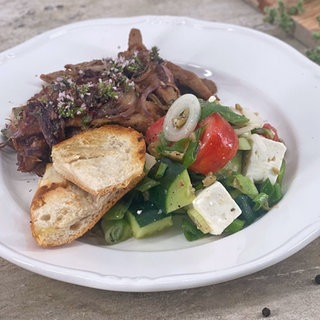 Gyros aus der Pfanne mit griechischem Salat