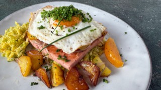 Fleischkäse mit Bratkartoffeln, Spiegelei und Wirsingsalat