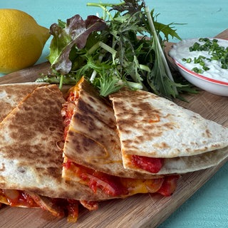 Hähnchen-Tortillas mit Joghurt-Dip
