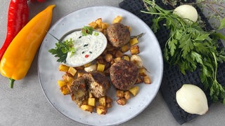 Paprika-Frikadellen mit Käsefüllung und Rosmarinkartoffeln