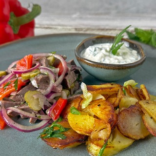 Rindfleischsalat mit Bratkartoffeln und Schnittlauch-Dip